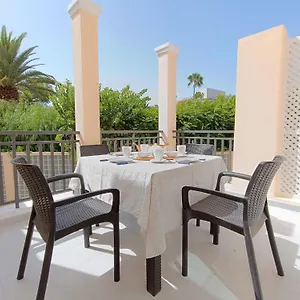 https://sarahs-apartment-playa-faabe.adeje-hotels.com